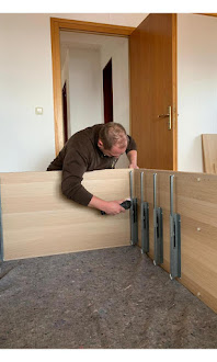 Flexways Mitarbeiter bei der Möbelmontage in einer Wohnung