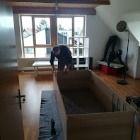 Möbelaufbau eines Bettes in einer Dachgeschosswohnung